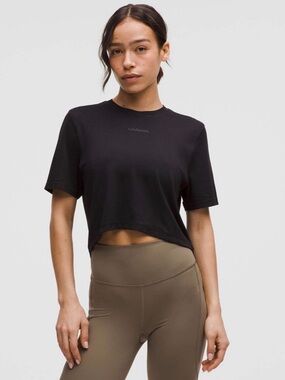 Lululemon Swiftly High-Low Cropped Short-Sleeve Shirt
Black / Black